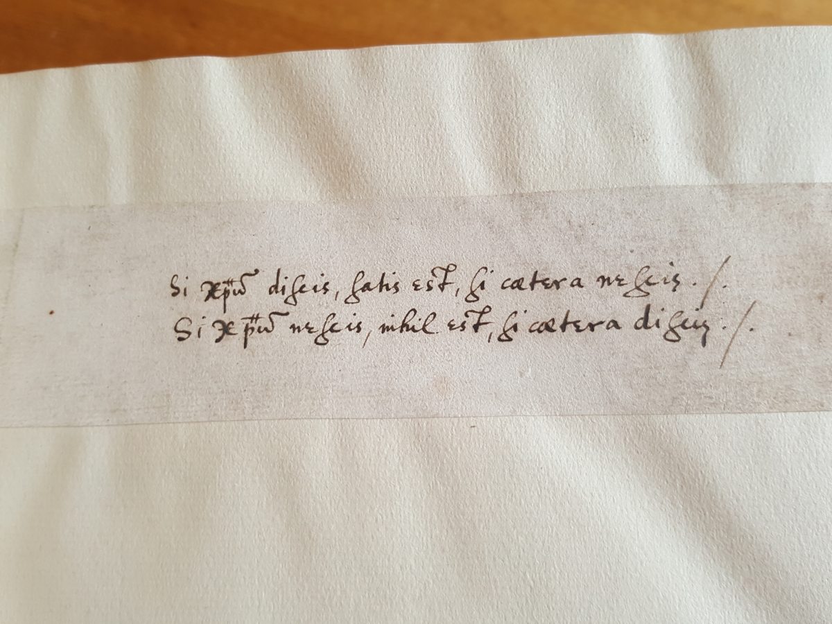A flyleaf from a book with a handwritten Latin motto, 'Si Christum discis, satis est, si caetera nescis. Si Christum nescis, nihil est, si caetera discis'.